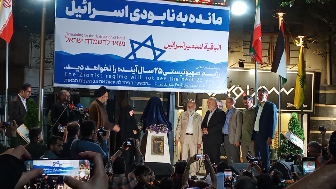 لحظه رونمایی از سردیس «حاج رمضان» در میدان فلسطین
