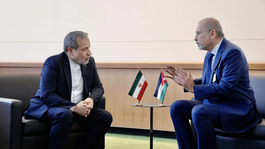 عراقچی به همتای اردنی چه گفت وزیر امور خارجه امروز در دیدار با همتای اردنی تبدیل قلمروی برخی کشورها به محلی برای تدارک و اجرای تجاوز نظامی آمریکا و اسرائیل را تأسف‌بار خواند و بر آمادگی ایران برای تعامل با همه کشورهای منطقه جهت تقویت اعتماد و همکاری درباره سازوکارهای امنیت درون‌زا تأکید کرد.