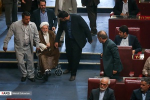 ورود آیت الله محمد یزدی عضو شورای نگهبان به  مراسم گرامیداشت سالگرد تاسیس شورای نگهبان