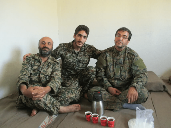 نشسته از چپ: شهید حاج حمید، شهید رسول و  غلامرضا باغبان