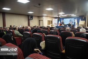 خانواده شهدا و جانبازان در مراسم رونمایی کتاب "بی‌چتر زیر باران" در دانشکده خبرگزاری فارس حضور یافتند