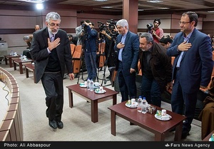 غلامعلی حداد عادل رئیس فرهنگستان زبان و ادب فارسی در مراسم نکوداشت مرتضی سرهنگی برای ایراد سخنرانی به روی جایگاه می‌رود.