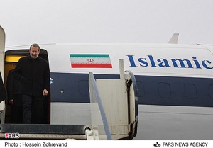 علی لاریجانی، رئیس مجلس هنگام ورود به همدان برای شرکت در مراسم نکوداشت سیدجمال‌الدین اسدآبادی در شهر اسد آباد 