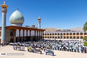 اقامه نماز بر پیکر شهید محمدحسین دهقانی به امامت آیت الله لطف الله دژکام نماینده ولی فقیه در استان فارس و امام جمعه شیراز / حرم مطهر حضرت شاهچراغ(ع) شیراز