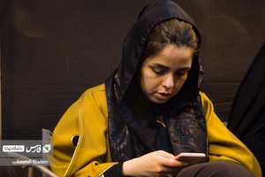 خانمی که در حال خواندن جوشن کبیر است