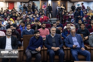 علیرضا زاکانی در سالن آمفی تئاتر دانشکده عمران دانشگاه علم و صنعت حضور پیدا کرد.