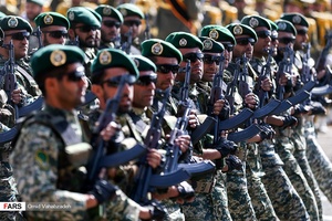 رژه تکاوران تیپ نوهد در مراسم صبحگاه مشترک نیروهای چهارگانه ارتش