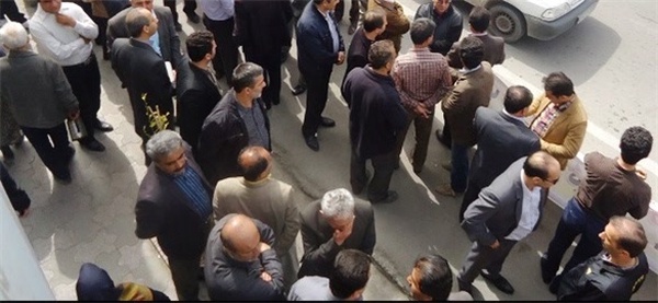 تجمع فرهنگیان و معلمان مقابل اداره آموزش و پرورش نوشهر برای افزایش حقوق و مزایا