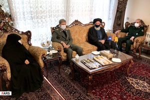حضور وزير دفاع در منزل شهيد فخری زاده