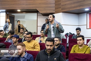 یکی از دانشجویان دانشگاه علم و صنعت سوالاتی را درباره توان دفاعی و مسائل اقتصادی ،از علیرضا زاکانی میپرسد.