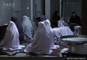 اقامه نماز جماعت ظهر عاشورا در محل تهیه نذری عاشورای حسینی