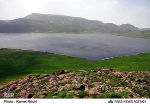 سواحل دریاچه نئور 