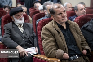 حاج علی فریدونی جانباز 8 سال دفاع مقدس در مراسم رونمایی کتاب "بی‌چتر زیر باران" در دانشکده خبرگزاری فارس حضور یافت