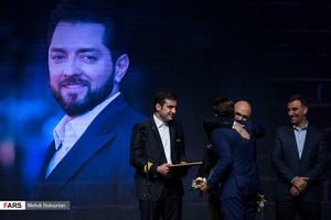 تقدیر از بهرام رادان بازیگر فیلم ایده اصلی در  مراسم اختتامیه جشنواره فیلم سینما تورز