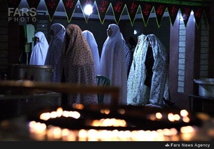 اقامه نماز جماعت ظهر عاشورا در محل تهیه نذری عاشورای حسینی