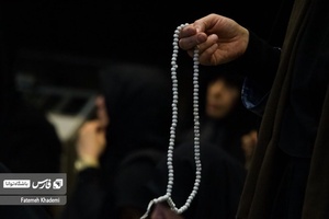 خانمی در حال ذکر گفتن است