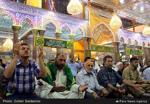 زائران حسینی در حرم مطهر امام حسین (ع)