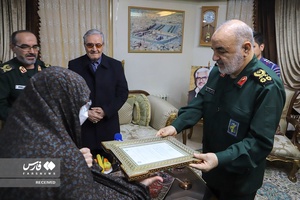 دیدار سردار سرلشکر پاسدار حسین سلامی فرمانده کل سپاه پاسداران با خانواده شهید سردار حمیدرضا میرزایی