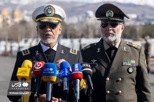 امیر دریادار «حبیب الله سیاری» معاون هماهنگ کننده ارتش و امیر سرتیپ «کیومرث حیدری» فرمانده نیروی زمینی ارتش