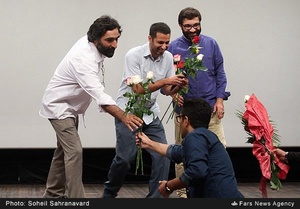 اهدای شاخه‌گل شهروندان آبادانی به کارگردانان فیلم سینمایی«هیهات» در اکران خصوصی این فیلم