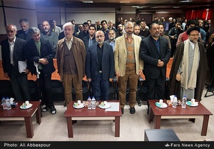 قیام حاضرین در ابتدای مراسم به احترام پخش سرود جمهوری اسلامی ایران