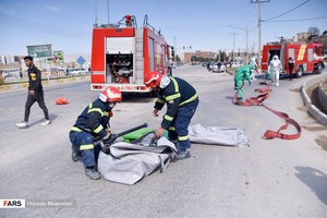 تمرین آماده سازی ابزارآلات اطفاء حریق آتش در  مانور آتش نشانی