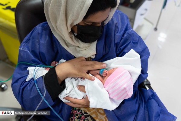 مادر قل چهارم (  قل D  ) را در بخش مراقبت های ویژه نوزادان ( NICU 4 ) در آغوش گرفته است. / بیمارستان حضرت زینب(س) شیراز