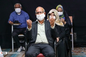 خانواده ها برای زوجین آرزوی خوشبختی می کنند 