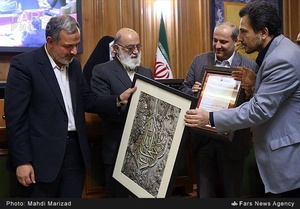 تجلیل از سید‌مناف هاشمی معاون سابق برنامه‌ریزی شهرداری تهران در جلسه شورای اسلامی شهر تهران