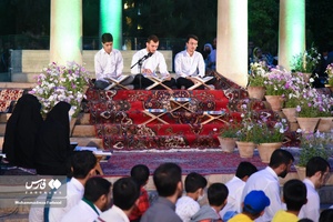 گردهمایی حافظان قرآن کریم در آرامگاه حافظ شیرازی