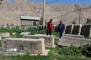 قبرستان این روستا در فهرست آثار ملی ایران، قرار دارد.