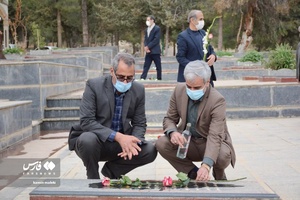 غبارروبی مزار مطهر شهیدان در گلزار شهدای خرم‌آباد