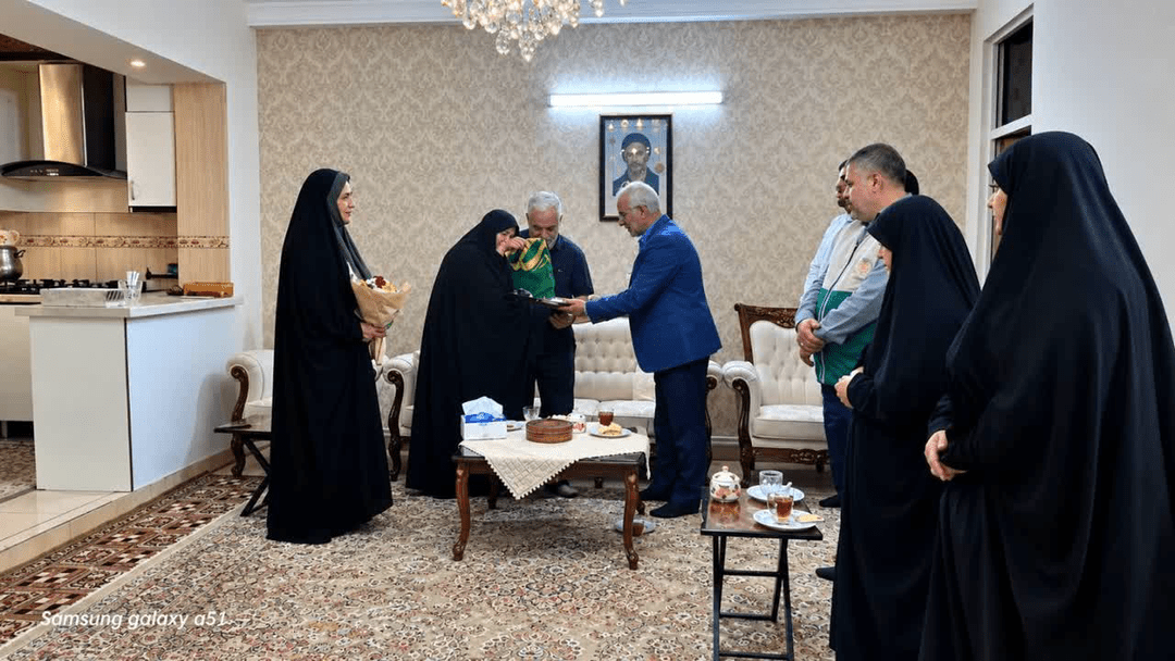 دیدار خادمیاران کانون خدمت رضوی منطقه ۱۷ با خانواده شهید حمید آزکات