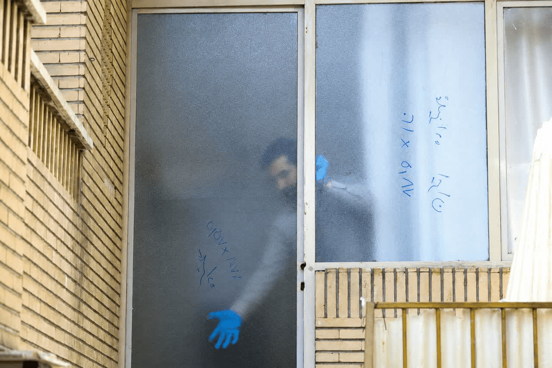 جهادگرانی که پنجرهٔ خانه‌ای با عکس شاه را هم شیشه‌دار کردند