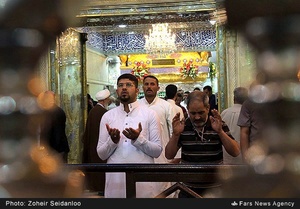 زائران حسینی در حرم مطهر امام حسین (ع)
