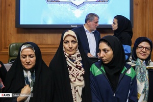 شهربانو امانی (راست) در دیدار با تیم فوتسال بانوان (قهرمان قهرمان جام ملت های آسیا) درجلسه شورای شهر تهران / سه شنبه 7 خرداد