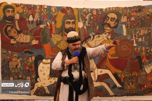 پرده خوانی عاشورایی با اجرای مرشد ابوالفضل ورمرزیار در نمایشگاه روز واقعه