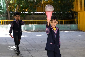 بازی دانش آموزان در حیاط مدرسه