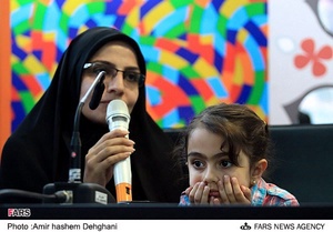آرمیتا رضائی نژاد به همراه مادر در نمایشگاه نشریات خانوادگی حجاب