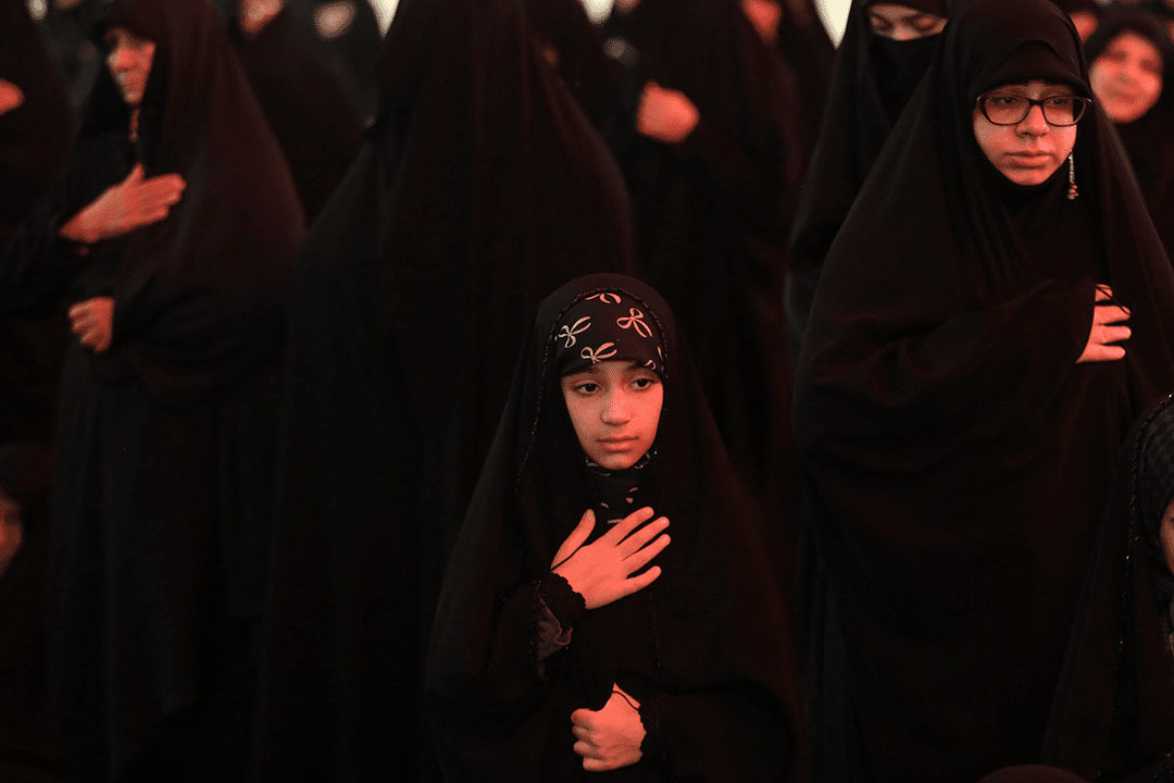 گزارش تصویری؛  زائران حرم بانوی کرامت در سوگ ام ابیها اشک ماتم ریختند