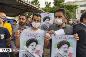 جوانان حامی دکتر رئیسی در محل همایش