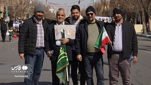 حاشیه نگاری فارس از راهپیمایی مردم یزد/ دهه نودی ها گل کاشتند