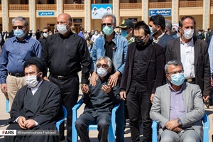 حضور خانواده شهید محمدحسین دهقانی در مراسم تشییع / حرم مطهر حضرت شاهچراغ(ع) شیراز