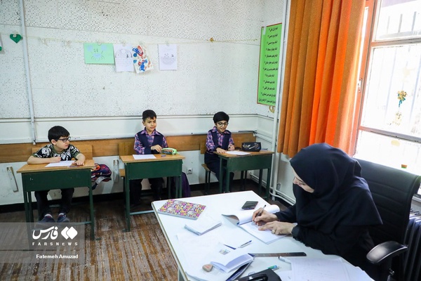معلمانی که در مدارس استثنایی در کلاس درس مدرسه به امر مقدس تدریس مشغولند