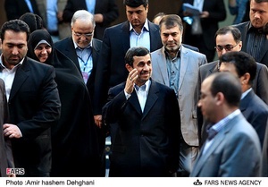 محمود احمدی نژاد رئیس جمهور هنگام ورود به مراسم ششمین همایش ملی نخبگان جوان 