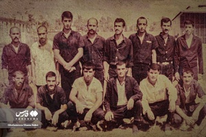 نفر اول نشسته از راست، حمداله محمدی آزاده هشت سال دفاع مقدس است