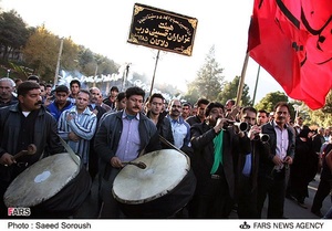 استقبال دسته عزاداران حسینی از ضریح جدید بارگاه سیدالشهدا (ع) در خرم‌آباد