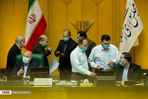 گفتگوی نمایندگان با هیئت رئیسه صحن علنی مجلس شورای اسلامی در اولین جلسه علنی مجلس، 15 فروردین 1400