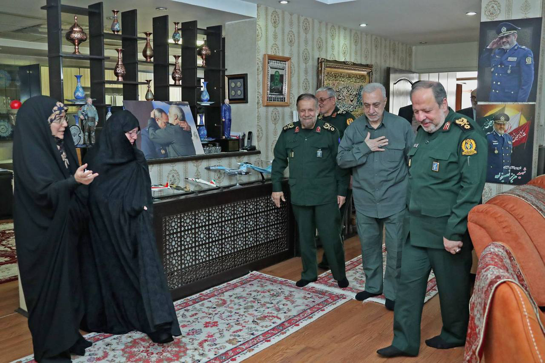 تصاویر حضور وزیر پیشنهادی دفاع در منزل شهید نصیرزاده