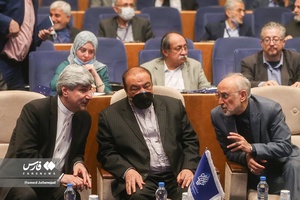 از راست:علی اکبر صالحی رئیس سابق سازمان انرژی اتمی، مهدی صفری،معاون دیپلماسی اقتصادی وزارت امور خارجه و  رامین مهمانپرست دبیر اولین همایش دیپلماسی اقتصادی 